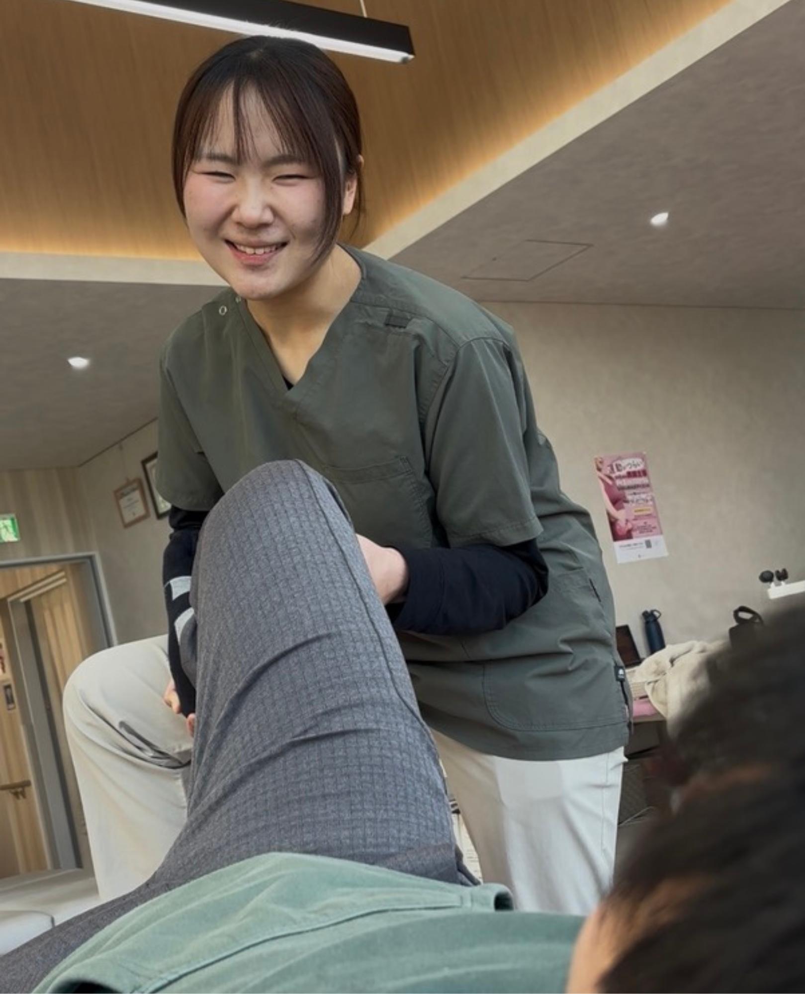 理学療法士が、膝のリハビリテーションを行っている様子
